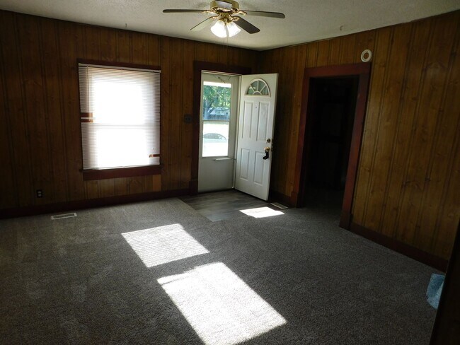Building Photo - 2 Bedroom 1 Bath Home in El Dorado