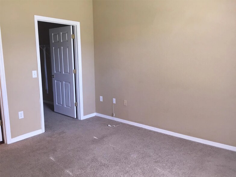 Building Photo - 860 Grand Regency Pointe