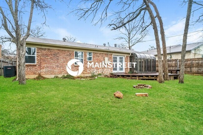 Building Photo - 3 Bedroom Pet-Friendly Home in Arlington, TX with Main Street Renewal