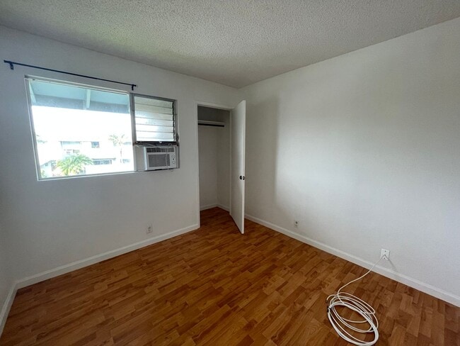 Building Photo - Spacious 2 Bedroom Townhouse w/ Parking in...