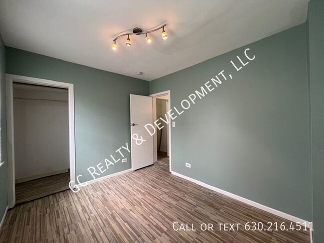 Building Photo - ***RIVERSIDE 1ST FLOOR UNIT / 2 BDRM - 1 B...