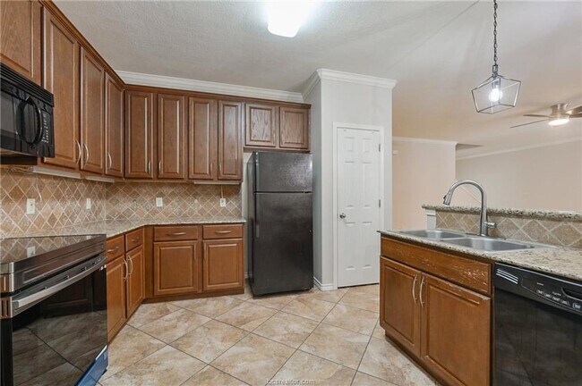 Building Photo - Adorable 3 Bed/2Bath Townhome Pre-Leasing ...