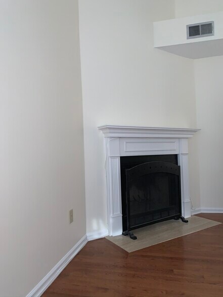 Family room - 2306 Surrey Ln