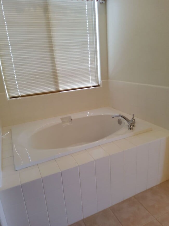 Building Photo - Beautiful house in great neighborhood with...