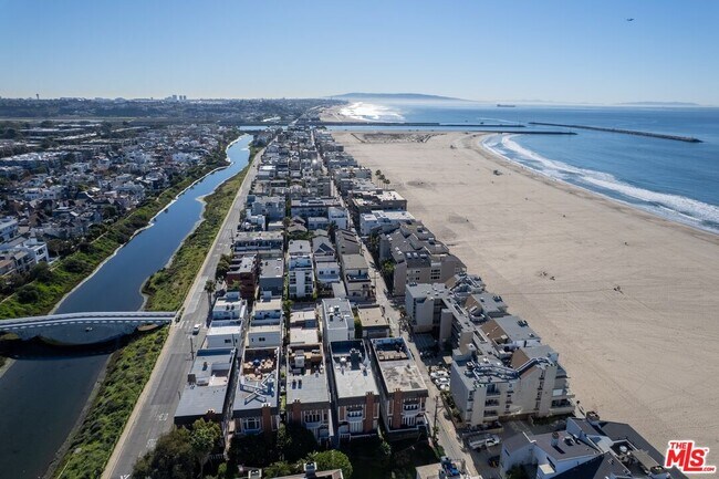 Building Photo - 20 Ketch St