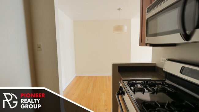 Building Photo - 625 W Wrightwood Ave