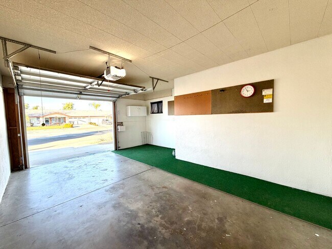 Building Photo - 55+ community-Move-in Ready 2 Bedroom 2 Bath Sun City Home!