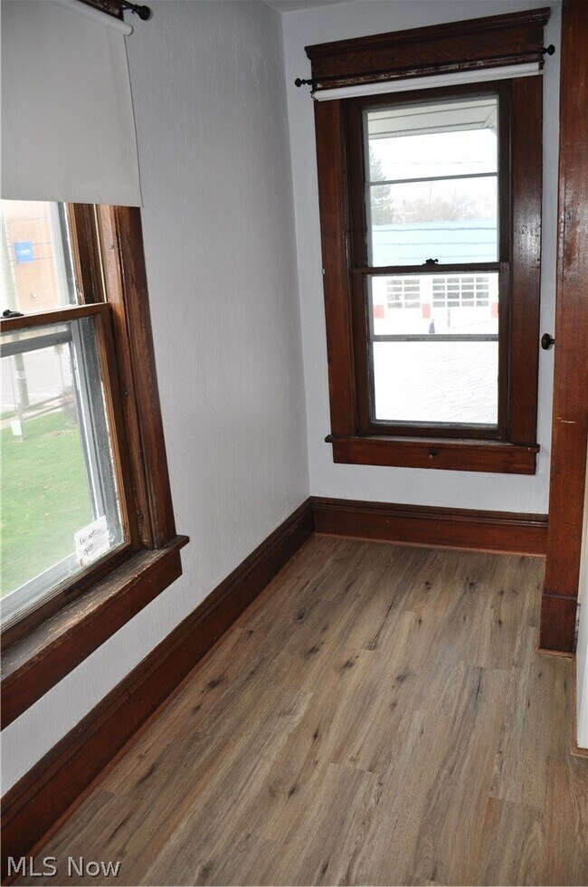 Building Photo - 11 E Main St