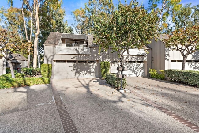 Building Photo - Charming Townhome in Turtle Rock