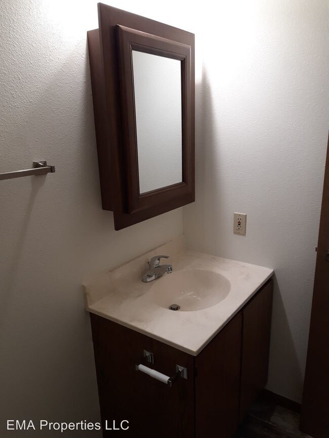 Building Photo - 1 br, 1 bath Apartment - 307 11th Ave NW