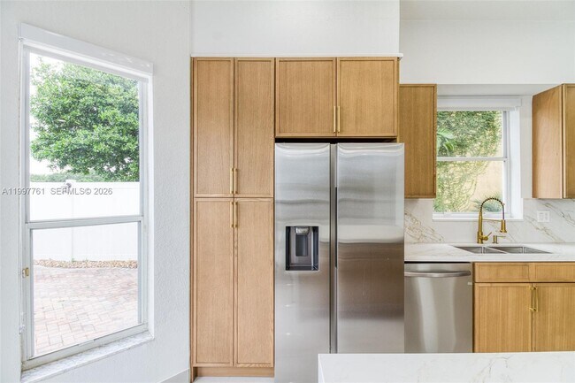 Building Photo - 5363 SW 38th Ave