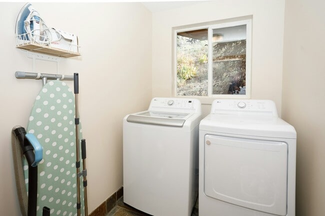 Building Photo - 390 Matterhorn Dr