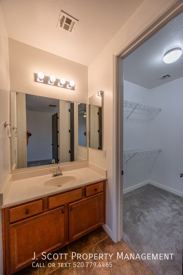 Building Photo - 2445 E Montecito Ave