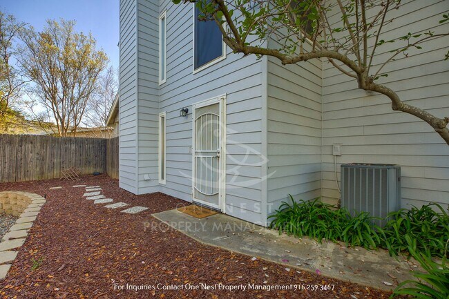 Building Photo - Heart of Roseville, 3 bedroom townhome wit...