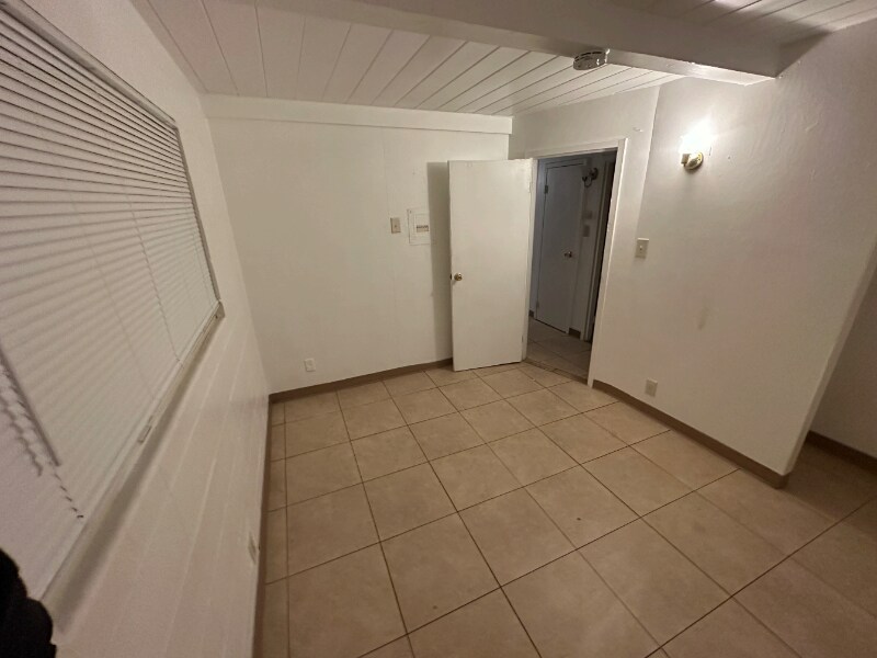 Building Photo - 15 E San Joaquin St