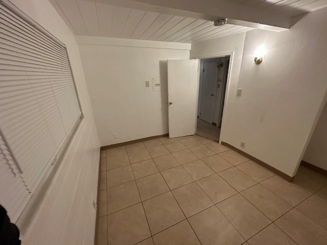 Building Photo - 15 E San Joaquin St