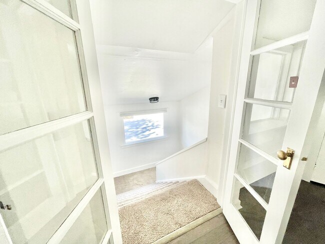 Building Photo - Gorgeous Remodeled 2 Bed, 1 Bath on South Hill!