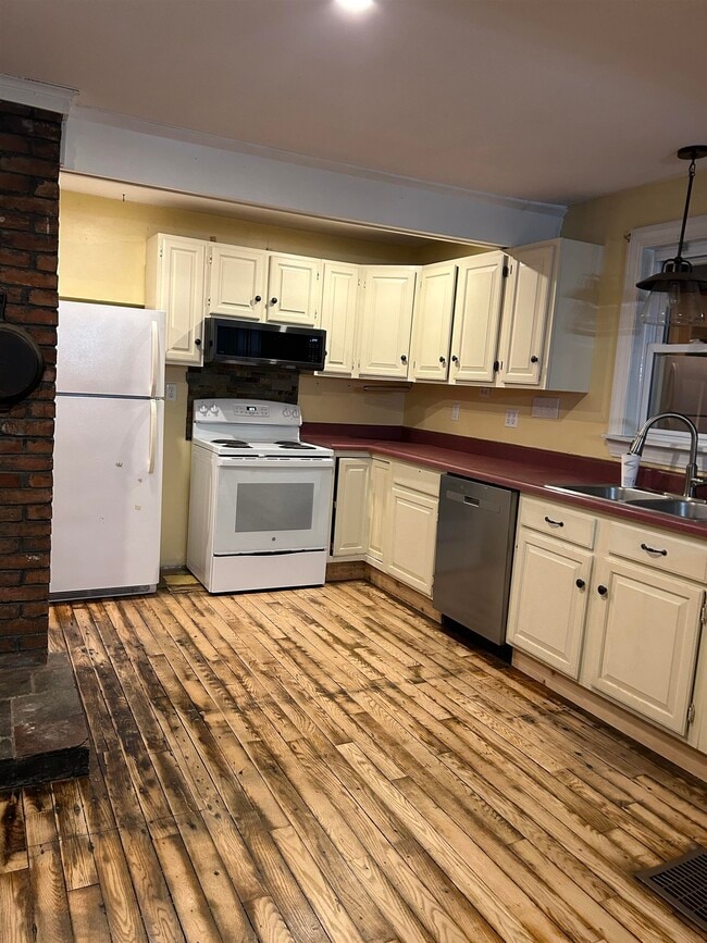 Building Photo - 293 Bear Hill Rd