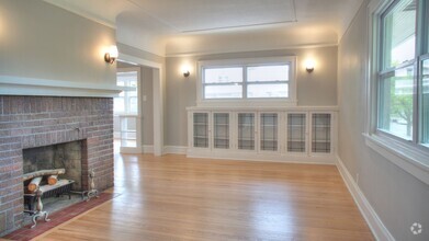 Building Photo - Rare quality UWM Flat , Walk to Campus!