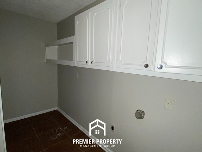 Building Photo - Spacious 4BR/2BA Memphis Home with Den, Fireplace & 2-Car Garage