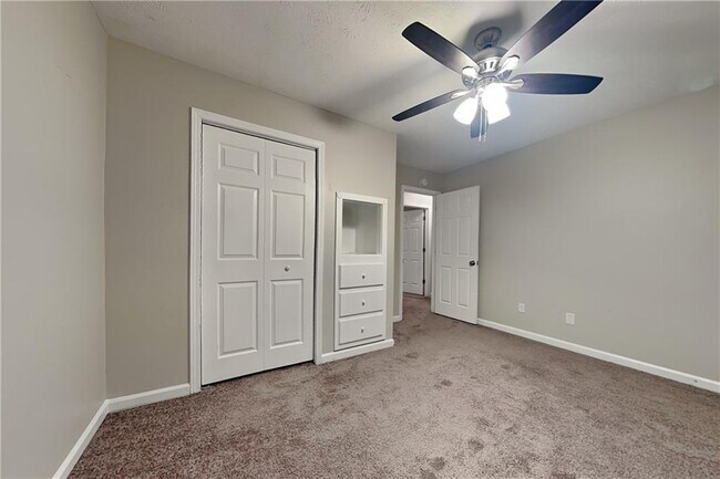 Building Photo - 2245 Huntington Dr