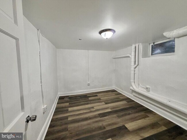 Building Photo - 122 Landing St