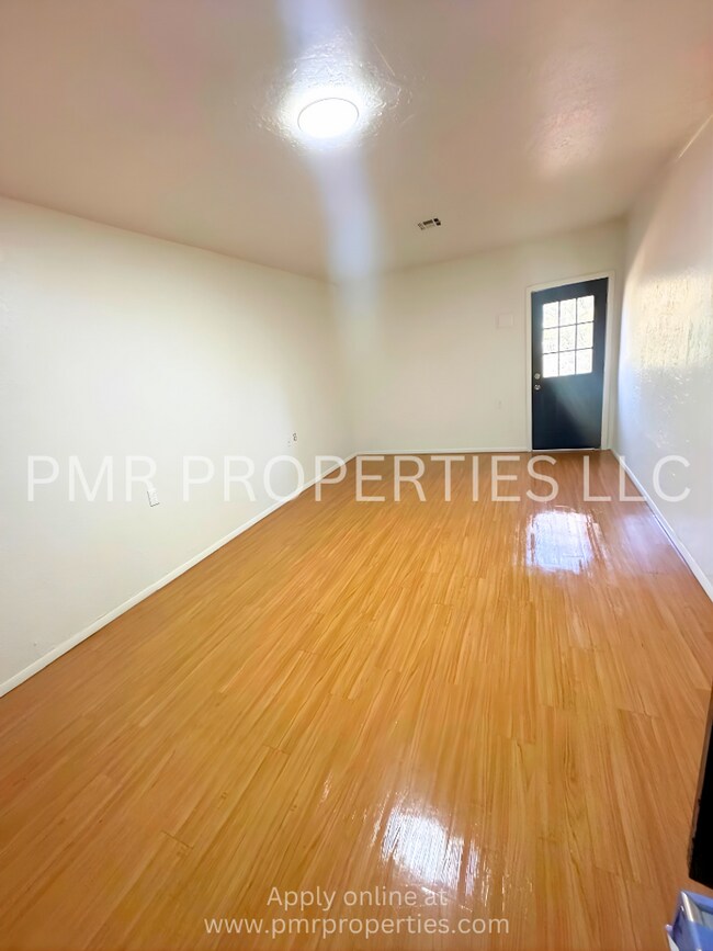 Building Photo - 4 Bed / 1.5 Bathroom House