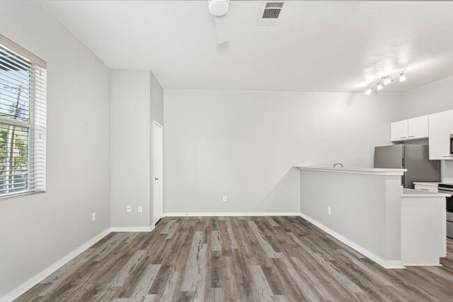 Building Photo - 1 Bedroom, 1 Bath Condo!