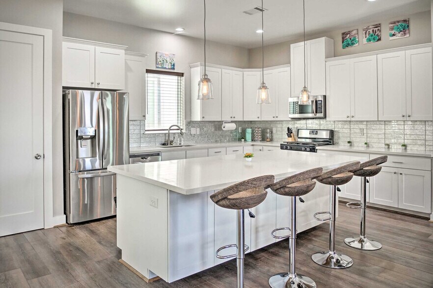 Building Photo - 6403 Bowling Green St