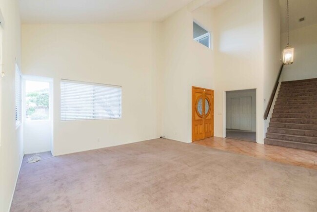 Building Photo - Beatiful house next to golf course.