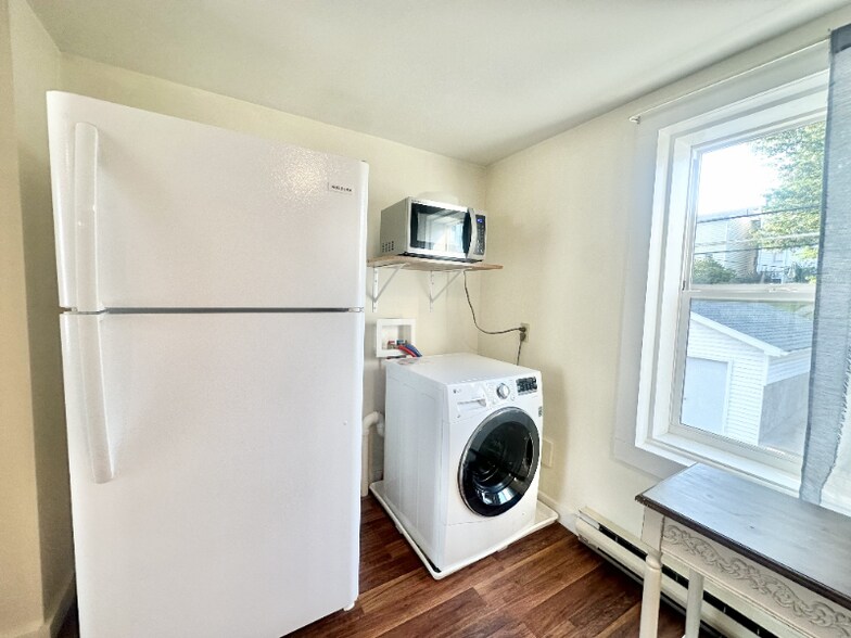 Building Photo - 833 C St