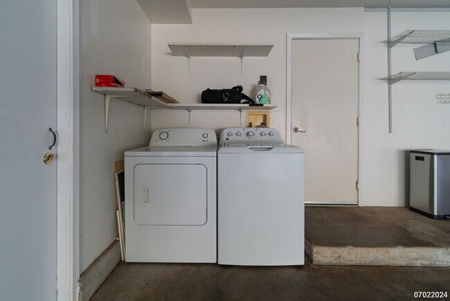 Building Photo - Immaculate 3bd/2.5 SF Home With Upstairs O...