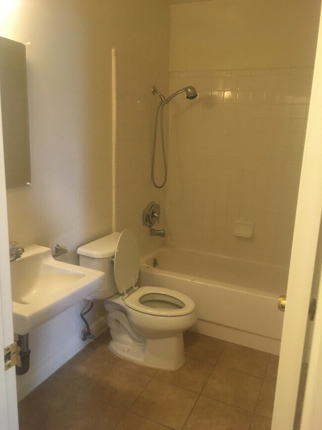 Bathroom - 545 W Doran St
