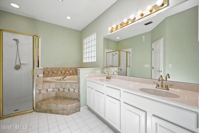 Building Photo - 4565 E Seneca Dr