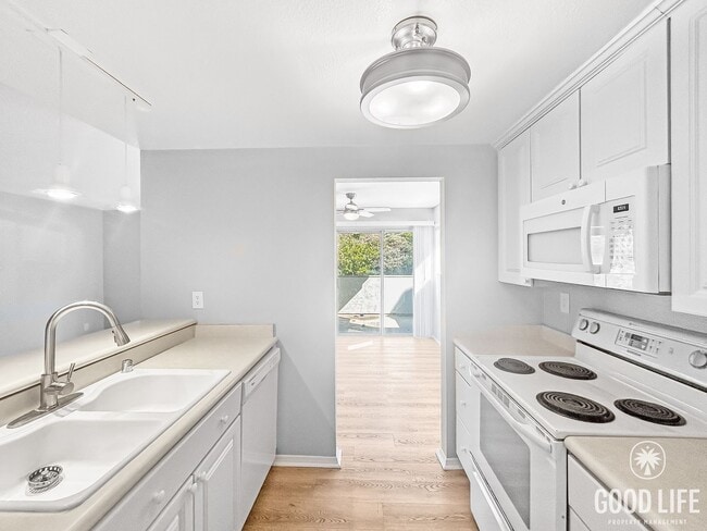 Building Photo - Stunning 2BD/2.5BA W/ In-Unit Laundry and ...