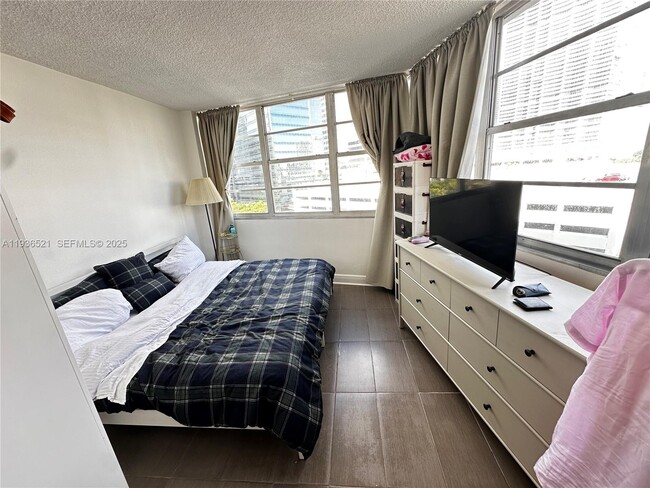 Building Photo - 801 Brickell Bay Dr