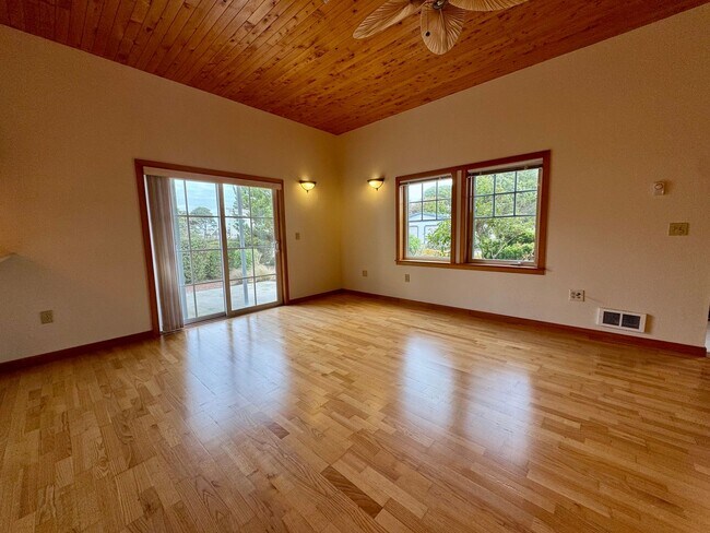 Building Photo - Single-Level 2BD/2BA in Face Rock Village – Bandon Beach Living Awaits