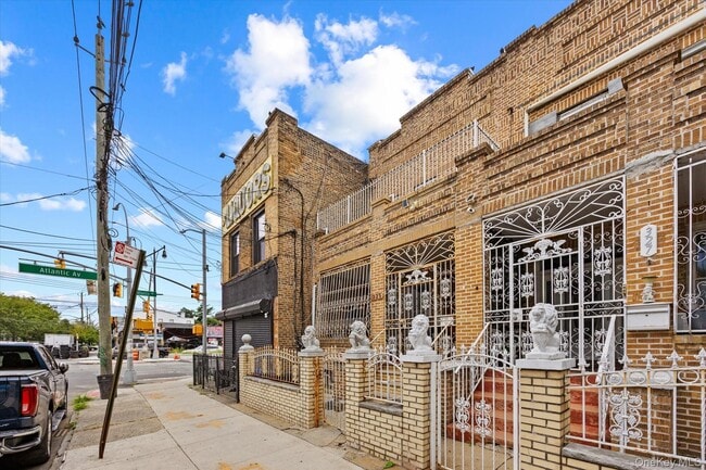 Building Photo - 325 Autumn Ave