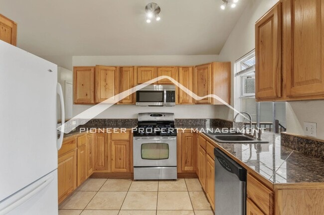 Building Photo - Huge Yard, Great Views, Perfect Location. ...