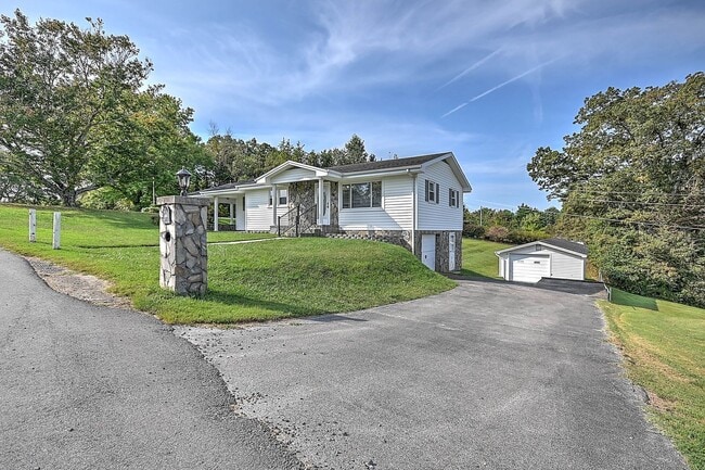 Building Photo - 135 Hixon Cir