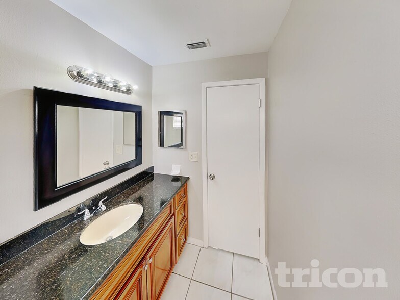 Building Photo - 1924 Derbywood Dr