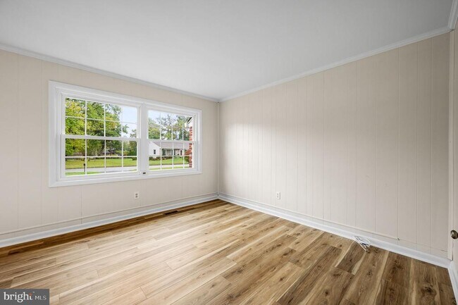 Building Photo - 7 E Rhodes Ave