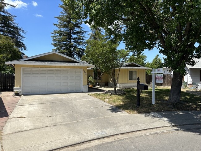 Building Photo - Modesto 4 Bedroom 2 Bath home 2 Car Garage...