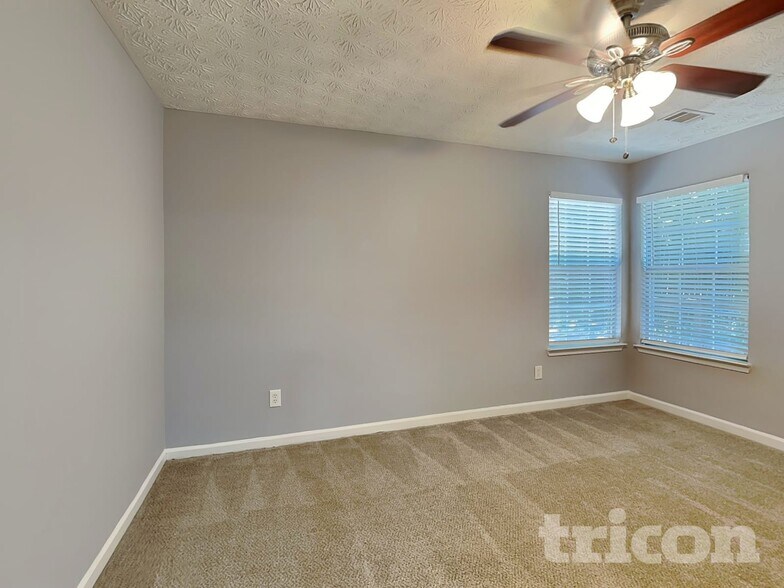 Building Photo - 1812 Cres Hill Dr NW