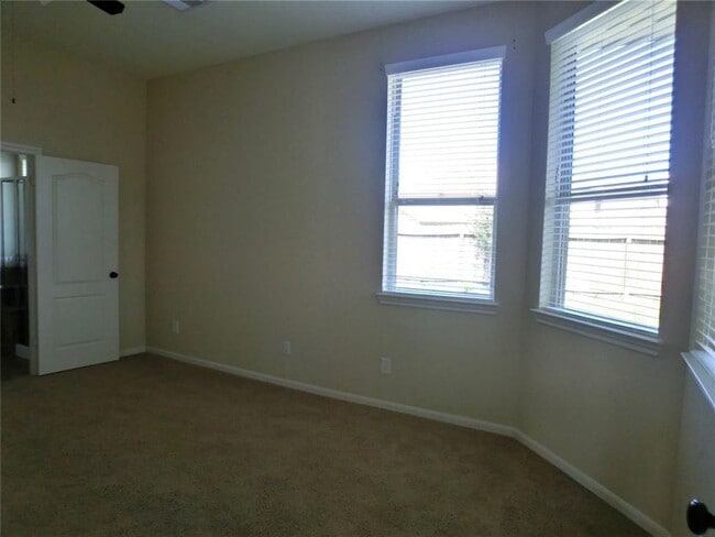Building Photo - Discover comfort and convenience in this b...