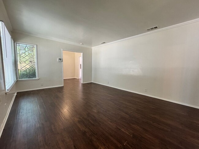 Building Photo - Beautiful Sherman Oaks Home!