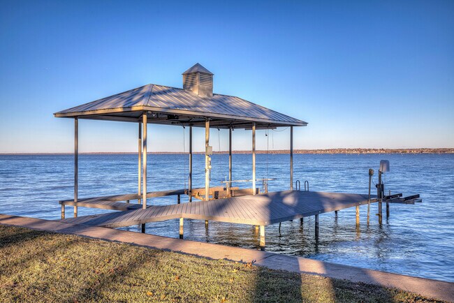 Building Photo - 8402 Columbia Dr