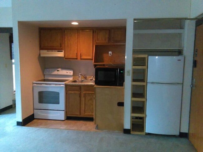 1 Bedroom Kitchen Front 2 - 112 US Oval