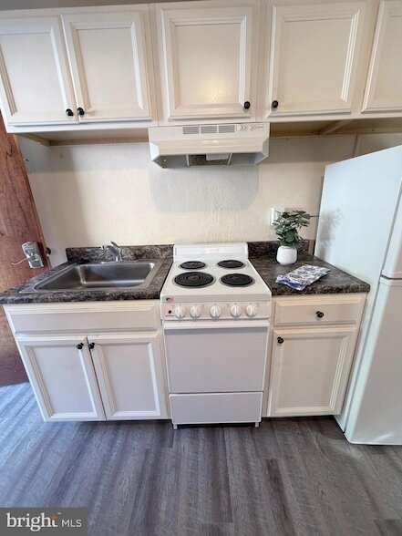 Building Photo - 268 Wilkes St