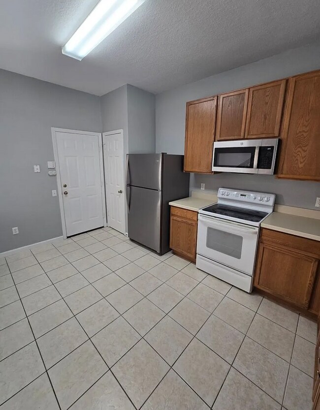 Building Photo - Lakefront Townhome in MetroWest